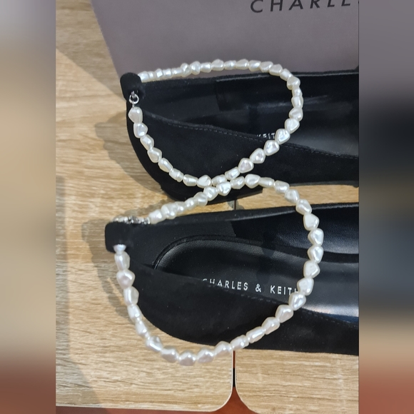 Charles & Keith - Black kitten heels with pearls - Picture 5 of 7